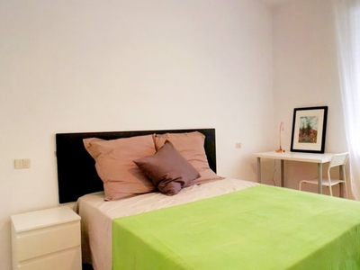 Habitación amueblada en apartamento de 8 dormitorios, Nueva España, Madrid