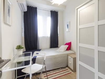 Habitación cómoda en alquiler, apartamento de 11 habitaciones, Malasaña Madrid