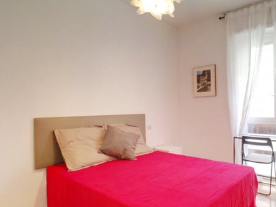 Habitación compacta en un apartamento de 8 dormitorios en Nueva España, Madrid