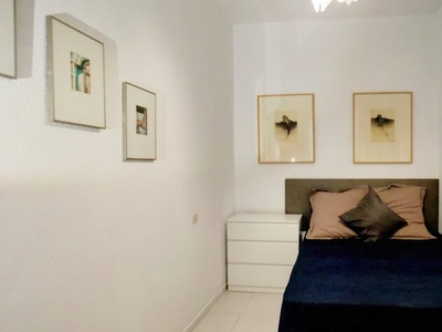 Habitación con baño en un apartamento de 8 dormitorios en Madrid