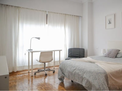 Habitación luminosa en alquiler, apartamento de 10 habitaciones, Tetuán, Madrid.