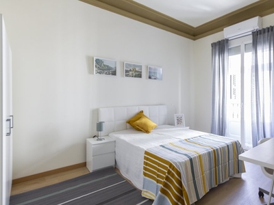 Habitación luminosa en alquiler, apartamento de 11 habitaciones, Malasaña Madrid.