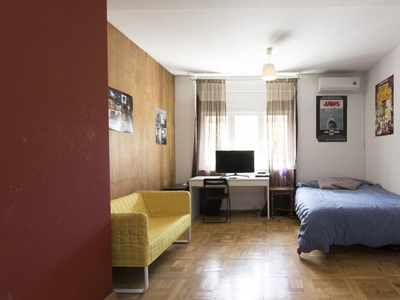Habitación luminosa en un apartamento de 7 habitaciones en Tetuán, Madrid.