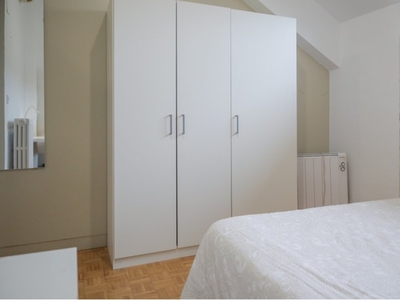 Habitación soleada en alquiler, apartamento de 10 habitaciones, Tetuán, Madrid.
