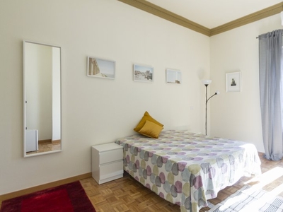 Habitación soleada en alquiler, apartamento de 11 habitaciones, Malasaña Madrid.