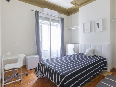 Se alquila habitación con balcón, apartamento de 11 habitaciones, Malasaña Madrid.