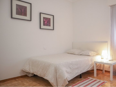 Se alquila habitación luminosa, apartamento de 10 habitaciones, Tetuán, Madrid.