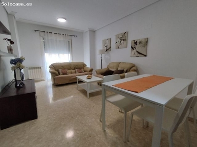 Amplio apartamento de 2 habitaciones con patio y plaza de garaje en San Roque, Badajoz.
