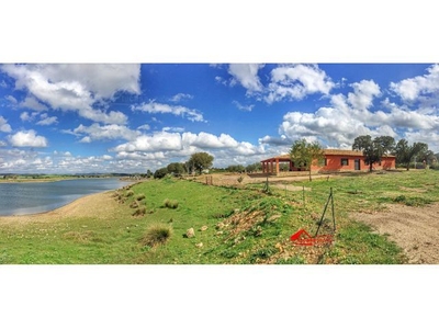 CASA CON TERRENO A ORILLAS DEL PANTANO EN PEÑARROYA