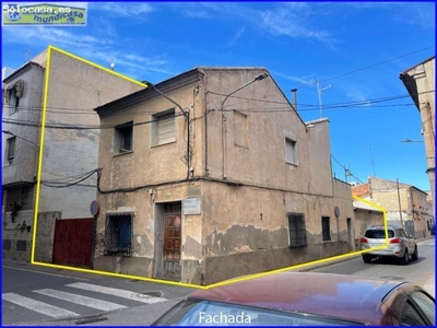 Casa en esquina con terreno para reformar o edificar en Santomera