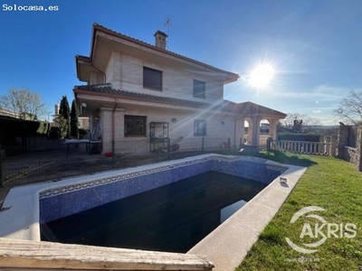 VIVIENDA UNIFAMILIAR AISLADA CON PISCINA Y JARDIN