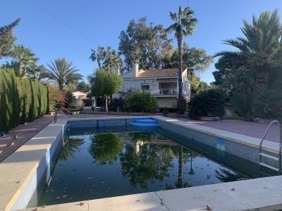 Casa con terreno en Novelda