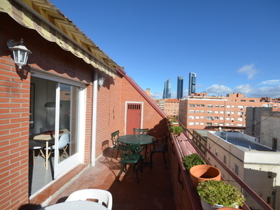 Habitación con cama de matrimonio en ático con terraza