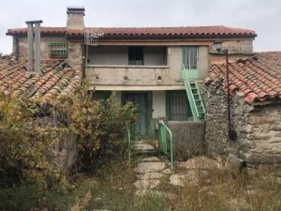 Casa de pueblo barata con terreno en venta en Zamora.