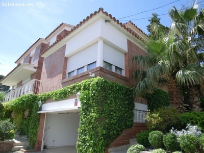 Casa en venta con piscina privada en Figueres
