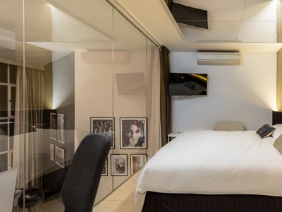 Se alquila habitación en apartamento de 3 dormitorios en Barcelona