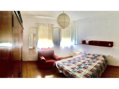 Se alquila habitación en piso de 5 habitaciones en Murcia