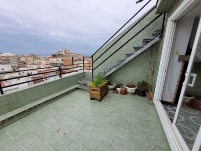 Alquiler de ático en Eixample de 3 habitaciones con terraza y muebles