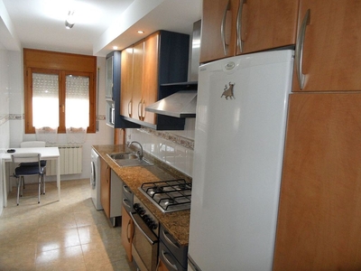 Alquiler de piso en Alcañiz de 3 habitaciones con garaje y muebles