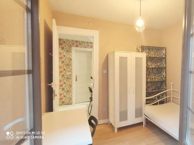 Alquiler de piso en Bilbao la Vieja de 5 habitaciones con muebles y balcón