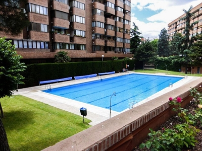 Alquiler de piso en calle De Ramón de Aguinaga de 4 habitaciones con terraza y piscina
