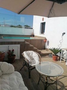 Ático en alquiler en calle Condes de Bustillo de 1 habitación con terraza y piscina