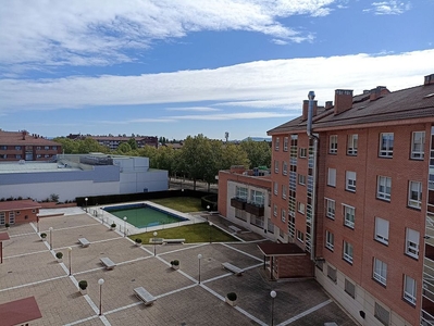 Ático en alquiler en Covaresa - Parque Alameda de 4 habitaciones con terraza y piscina