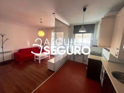 Ático en alquiler en Delicias de 2 habitaciones con terraza y muebles