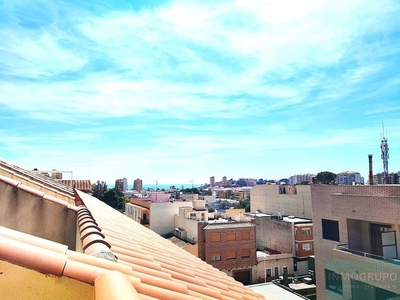Ático en venta en avenida De L'estació de 4 habitaciones con terraza y piscina