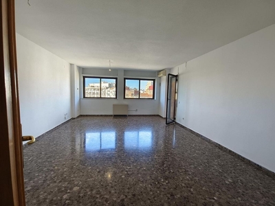 Piso en alquiler en Centre - Tortosa de 4 habitaciones con terraza y garaje
