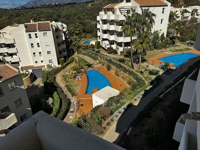 Piso en alquiler en Elviria de 2 habitaciones con terraza y piscina