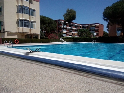 Piso en alquiler en Gavà Mar de 2 habitaciones con terraza y piscina