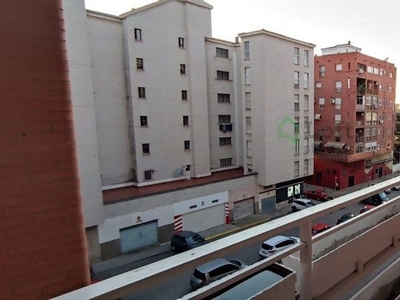 Piso en alquiler en Santa Marina - La Paz de 4 habitaciones con muebles y balcón