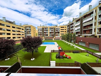 Piso en venta en Centre - Castellar del Vallès de 3 habitaciones con terraza y piscina