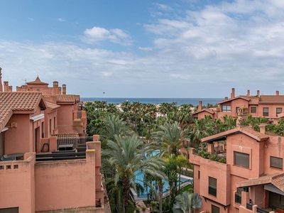 Piso en venta en Playa de Granada de 3 habitaciones con terraza y piscina
