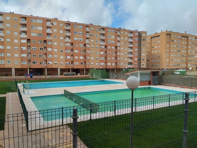 Piso en venta en Reyes Católicos - Paseo San Antonio de 4 habitaciones con terraza y piscina