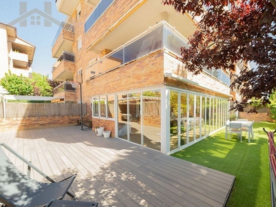 Venta de piso en calle Amadeo Vives de 4 habitaciones con terraza y piscina