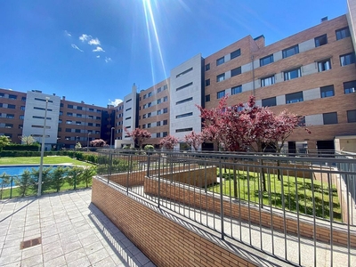Venta de piso en Girón - Villa del Prado de 2 habitaciones con piscina y garaje