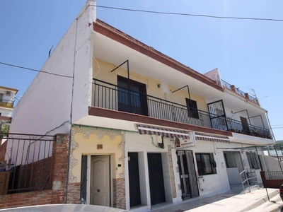 Venta Piso Vélez-Málaga. Piso de tres habitaciones en Carretera Almachar 1. Primera planta con balcón