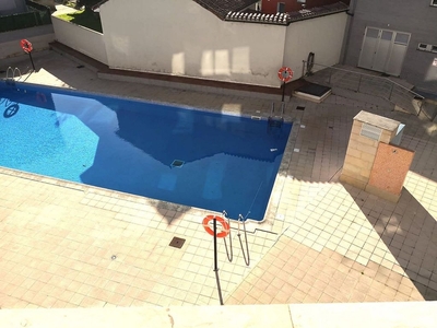 Dúplex en venta en calle Entrefabricas de 2 habitaciones con piscina y garaje