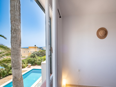 Encantadora casa con piscina y vistas mar en Cala Llonga, Menorca