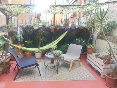 Green flat with patio in Poble Sec
