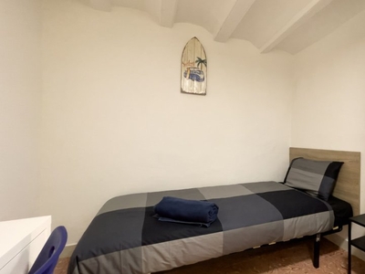 Se alquila habitación en piso de 4 dormitorios en El Raval, Barcelona