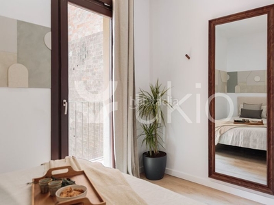 Alquiler apartamento ático de 2 dormitorios y terraza en Sant Antoni en Barcelona