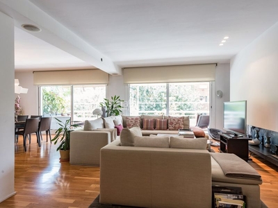 Alquiler apartamento excepcional piso de diseño rodeado de jardines en Barcelona