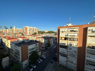 Alquiler piso alquiler dos dormitorios en calle bañeza en Madrid
