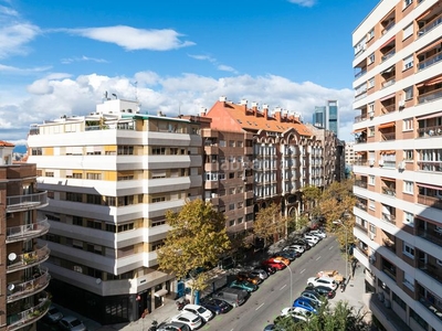 Alquiler piso de diseño y haciendo esquina en el distrito financiero en Madrid