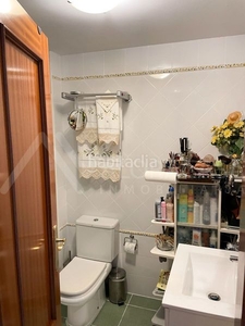 Alquiler piso se alquila habitación para chica, matrimonial y con baño en suite. en Málaga