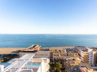Ático con 2 habitaciones con ascensor, parking, piscina, aire acondicionado y vistas al mar en Fuengirola
