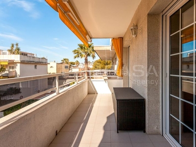 Ático con 3 habitaciones con ascensor, parking y piscina en Castelldefels